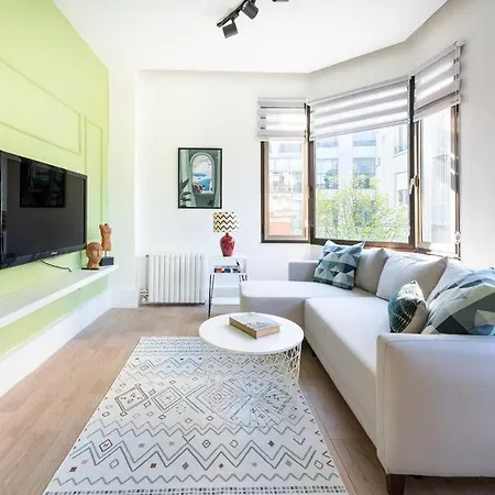 아파트 Spacious And Peaceful Flat In Cihangir, Wi Fi, 3br