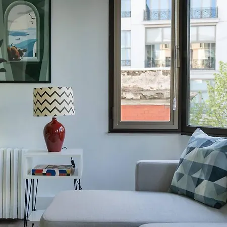 Spacious And Peaceful Flat In Cihangir, Wi Fi, 3br イスタンブール